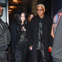 Cher, yang saat ini berusia 76 tahun, memakai bra hitam bergaya bondage dari Agent Provocateur seharga 150 pound sterling atau seharga Rp 2,6 juta, dipadu dengan celana longgar dan sabuk korset Alaia. Sebagai luaran, coat berkerah lebar jadi andalan. Sementara itu, Alexander bergaya dengan setelan kulit dan coat, serta sepatu beraksen motif api. (Foto: GC Images/joce zerojack/Bauer-Griffin)