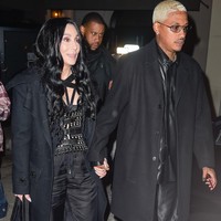 Begitu jatuh cintanya, Cher secara terang-terangan mengunggah foto wajah Alexander di Twitter. Tidak ketinggalan sebuah emoji hati menemani unggahan tersebut. Unggahan tersebut langsung menyita atensi netizen mengingat usia mereka yang terpaut jauh. Alexander berusia 36 tahun alias 40 tahun lebih muda dari Cher. (Foto: GC Images/joce zerojack/Bauer-Griffin)