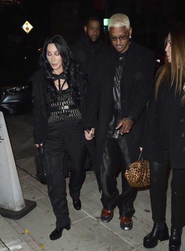 Bagi Cher, berpacaran dengan pria yang lebih muda bukan sesuatu hal yang baru. Ron Zimmerman, Tom Cruise, dan Richie Sambora Bon Jovi adalah beberapa berondong terkenal yang punya sejarah cinta dengan Cher. (Foto: GC Images/joce zerojack/Bauer-Griffin)