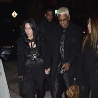 Bagi Cher, berpacaran dengan pria yang lebih muda bukan sesuatu hal yang baru. Ron Zimmerman, Tom Cruise, dan Richie Sambora Bon Jovi adalah beberapa berondong terkenal yang punya sejarah cinta dengan Cher. (Foto: GC Images/joce zerojack/Bauer-Griffin)