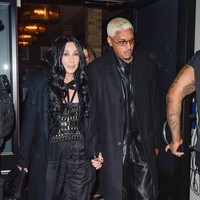 Hati Cher sedang berbunga-bunga karena sedang jatuh cinta. Lewat Twitter, aktris dan penyanyi legendaris ini mengaku sudah punya kekasih baru. Namanya, Alexander Edwards. Sejoli ini sempat kedapatan berkencan di sebuah restoran di kawasan Hollywood beberapa waktu lalu. (Foto: GC Images/joce zerojack/Bauer-Griffin)