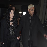 Bergandengan tangan, keduanya terlihat mesra. Mereka juga memamerkan kemesraan dengan berbusana serasi serba hitam. (Foto: GC Images/joce zerojack/Bauer-Griffin)