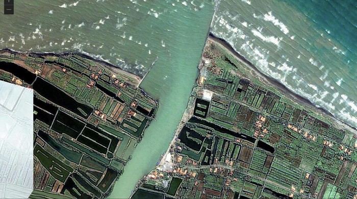 Citra satelit pesisir Kecamatan Wonokerto, Pekalongan, pada tanggal 1 Oktober 2014. Citra satelit pesisir Kecamatan Wonokerto, Pekalongan, pada tanggal 1 Oktober 2014.