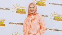 Masih ingat sosok Hello Kitty orang ketiga yang bikin emak-emak auto emosi saat menonton Catatan Hati Seorang Istri pada 2004? Cut Meyriska berhasil mengaduk emosi lewat perannya sebagai pelakor bernama Helena Karin yang berselingkuh dengan Mas Bram (Ashraf Sinclair) yang beristrikan Hana (Dewi Sandra). Foto: ist