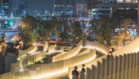 Dibangun di lereng, taman ini mengarahkan air limpasan melalui taman miring dan lahan basah buatan. Dari sana, air mengalir ke kolam retensi, dengan kapasitas hampir 480.000 galon. Foto: Dok. Landprocess