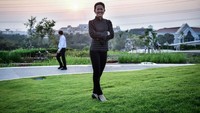 Ini adalah Kotchakorn Voraakhom yang sedang berpose di salah satu taman karyanya, Thammasat Urban Farming Green Roof. Foto: Dok. Landprocess