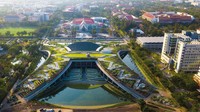 Proyek ikonik Voraakhom di Bangkok termasuk taman yang dapat menampung hingga satu juta galon air. Taman ini disebut pertanian atap terbesar di Asia. Ada jalan layang yang dipasang di jembatan dan taman kanal yang rimbun di pusat kota. Foto: Dok. Landprocess