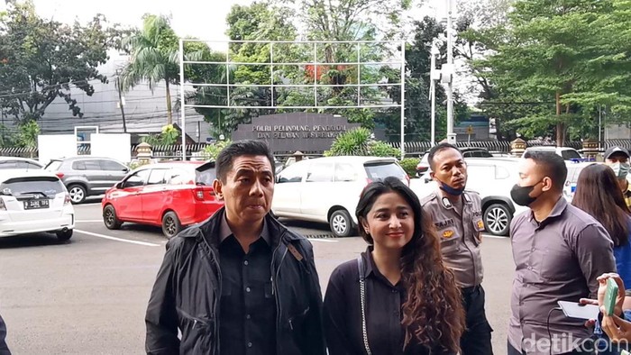 dewi perssik
