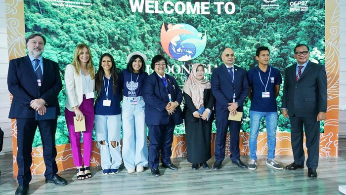 Menteri Lingkungan Hidup dan Kehutanan (LHK) Siti Nurbaya menghadiri acara Paviliun Indonesia, yang digelar bersamaan dengan COP 27 UNFCCC, di Sharm El Sheikh, Mesir, Minggu (6/11). Dalam sesi Talk Show 'NDC Yang Lebih Ambisius', Siti menyampaikan sederet upaya Indonesia dalam meningkatkan Enhanced Nationally Determined Contribution (NDC) di tengah upaya pemulihan pasca COVID-19 dan situasi ekonomi global yang dinamis.