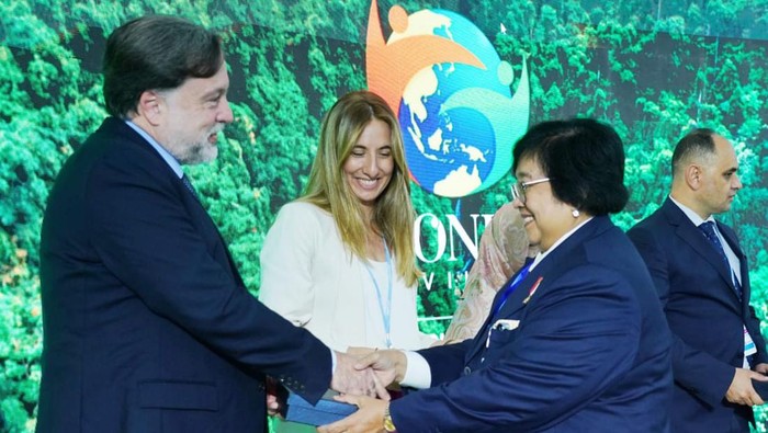 Di Paviliun Indonesia, Menteri KLHK Bahas Upaya RI untuk Tingkatkan NDC Menteri Lingkungan Hidup dan Kehutanan (LHK) Siti Nurbaya menghadiri acara Paviliun Indonesia, yang digelar bersamaan dengan COP 27 UNFCCC, di Sharm El Sheikh, Mesir, Minggu (6/11). Dalam sesi Talk Show 'NDC Yang Lebih Ambisius', Siti menyampaikan sederet upaya Indonesia dalam meningkatkan Enhanced Nationally Determined Contribution (NDC) di tengah upaya pemulihan pasca COVID-19 dan situasi ekonomi global yang dinamis.