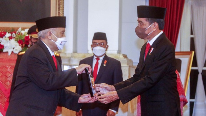 dr. Raden Rubini Natawisastra Raih Gelar Pahlawan Presiden RI Joko Widodo menganugerahkan gelar pahlawan nasional kepada lima tokoh nasional. Salah satunya adalah dr. Raden Rubini Natawisastra.