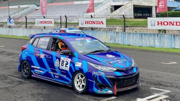 Seri penutup Indonesia Sentul Series of Motorsport (ISSOM) 2022 berakhir manis untuk pebalap asal Riau Dypo Fitramadhan. Dia berhasil meraih dua podium juara. Top!