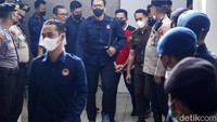 Hari ini merupakan pertama kali Bharada Eliezer akan dipertemukan dengan Bripka Ricky Rizal dan Kuat Maruf di ruang sidang.