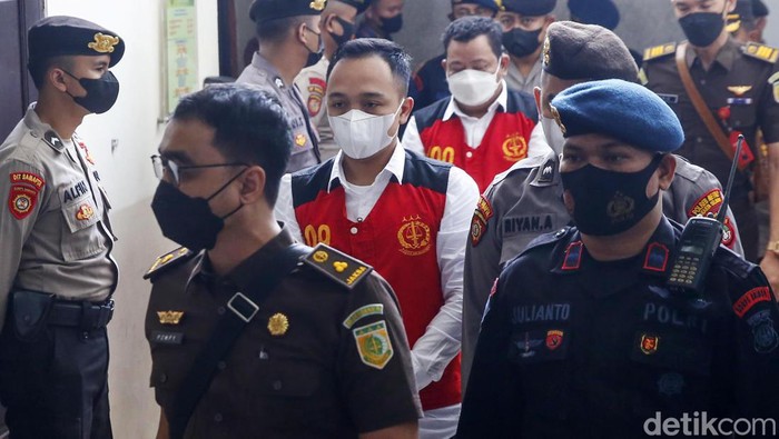 Eliezer, Ricky dan Kuat Ma'ruf Tiba di PN Jaksel Bharada Richard Eliezer, Bripka Ricky Rizal, dan Kuat Ma'ruf tiba di PN Jakarta Selatan, Senin (7/11/2022). Mereka akan menjalani sidang lanjutan kasus pembunuhan Brigadir Yosua.
