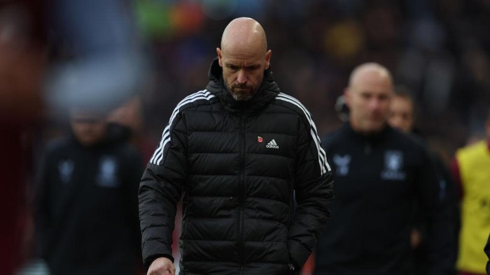 BIRMINGHAM, ENGLAND - NOVEMBER 06: Manager Erik ten Hag of Manchester United walks off at half time during the Premier League match between Aston Villa and Manchester United at Villa Park on November 06, 2022 in Birmingham, England. (Photo by Matthew Lewis/Getty Images)