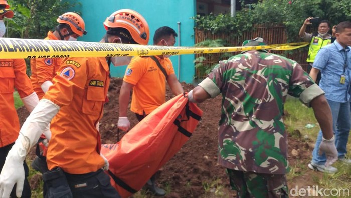 Evakuasi mayat pria tanpa identitas terbalut jarik dalam sumur di Kendal, Senin (7/11/2022).