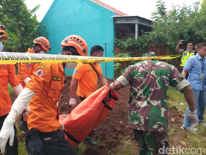 Evakuasi mayat pria tanpa identitas terbalut jarik dalam sumur di Kendal, Senin (7/11/2022).