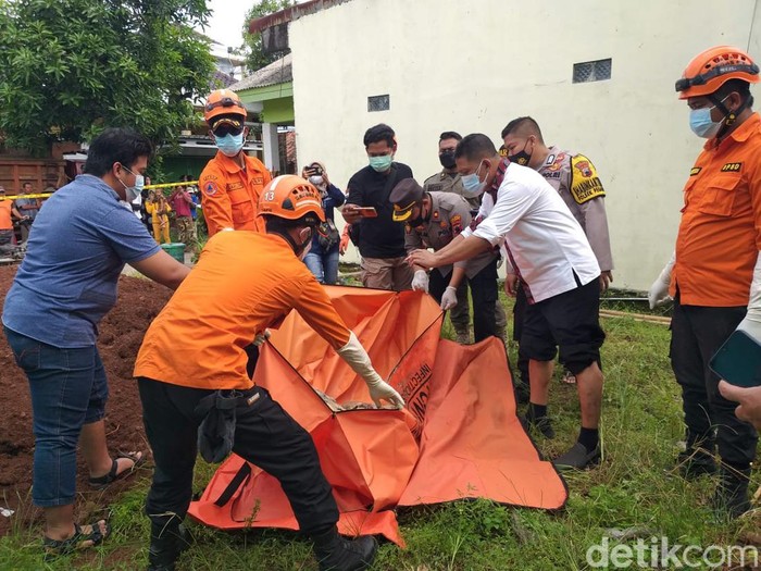 Evakuasi mayat pria tanpa identitas terbalut jarik dalam sumur di Kendal, Senin (7/11/2022).