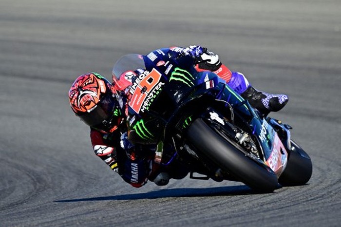 Yamaha French rider Fabio Quartararo competes during the Valencia MotoGP Grand Prix race at the Ricardo Tormo racetrack in Cheste, near Valencia, on November 6, 2022. (Photo by JAVIER SORIANO / AFP)