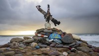Hingga kini para penggemar meninggalkan kaus kaki untuk Dobby di pinggir pantai. Kelakuan para penggemar ini disebut berpotensi menyebabkan kerusakan lingkungan.  