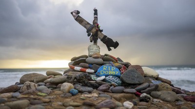 Potret Makam Dobby yang Dipenuhi Kaus Kaki, Fans Harry Potter Diminta Tobat