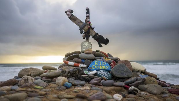 Fans Harry Potter Diminta Berhenti Tinggalkan Kaus Kaki di 'Kuburan Dobby' CASTLEMARTIN, WALES - NOVEMBER 06: A memorial for Dobby, a fictional house elf from the Harry Potter fantasy novels and films, at Freshwater West beach on November 6, 2022 in Castlemartin, United Kingdom. The National Trust have asked Harry Potter fans to stop leaving socks at the memorial for the fictional house elf Dobby at Freshwater West Beach in Pembrokeshire, Wales. This is the beach where the character dies in the arms of Harry Potter in the film Harry Potter and the Deathly Hallows and where hundreds of fans come to visit each year and leave trinkets including socks and painted stones which can be a hazard to marine life. (Photo by Matthew Horwood/Getty Images)