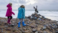 Adegan film itu akhirnya dilakukan juga oleh para penggemar film Harry Potter saat mengunjungi lokasi pengambilan gambar Dobby yang meninggal di Pantai Freshwater West, Inggris.  