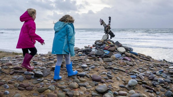 Adegan film itu akhirnya dilakukan juga oleh para penggemar film Harry Potter saat mengunjungi lokasi pengambilan gambar Dobby yang meninggal di Pantai Freshwater West, Inggris. Â Adegan film itu akhirnya dilakukan juga oleh para penggemar film Harry Potter saat mengunjungi lokasi pengambilan gambar Dobby yang meninggal di Pantai Freshwater West, Inggris. Â