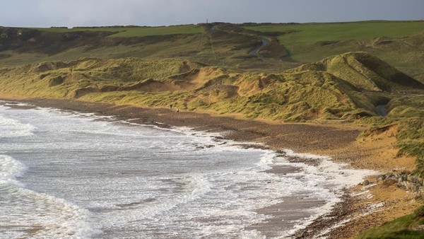 Diketahui Pantai Freshwater West pernah menjadi latar dari film Harry Potter and the Deathly Hallows: Part 1 yang mana di lokasi tersebut Dobby meninggal dalam pelukan Harry Potter. Dalam naskah film, Dobby akhirnya disemayamkan di tepi pantai itu.  Diketahui Pantai Freshwater West pernah menjadi latar dari film Harry Potter and the Deathly Hallows: Part 1 yang mana di lokasi tersebut Dobby meninggal dalam pelukan Harry Potter. Dalam naskah film, Dobby akhirnya disemayamkan di tepi pantai itu. Â