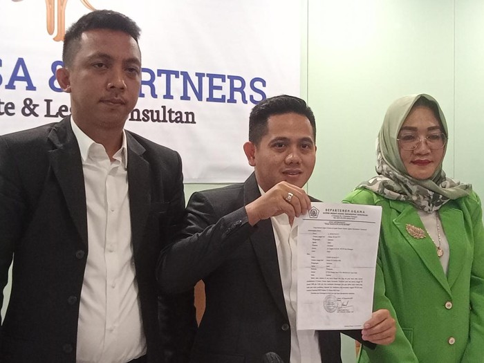 Pihak istri sah dari AKBP Aris Rusdianto menggelar jumpa wartawan.