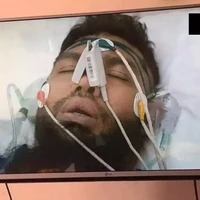 Kalau yang satu ini bukannya dikasih oksigen malah hidungnya ditekan dengan oximeter. Kira-kira ini metode penyembuhan orang sakit atau justru malah untuk menghilangkan nyawa ya? Foto: Twitter/@matchaalattee18