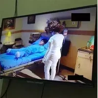 Gimana ceritanya sudah sakit parah sampai badannya dibungkus semua seperti mumi tapi masih bisa jalan sendiri? Tampaknya pasien yang satu ini punya kekuatan super yaa.. Foto: Instagram/@flashback_post