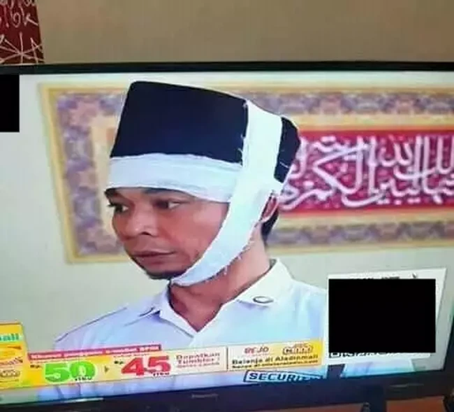 Apa mungkin kopiahnya sudah menempel permanen di kepala sampai nggak bisa dilepas? Sampai-sampai jadi ikutan di perban. Kalau lihat yang kayak gini kan jadi gagal sedih.. Foto: Twitter/@helmihelmi