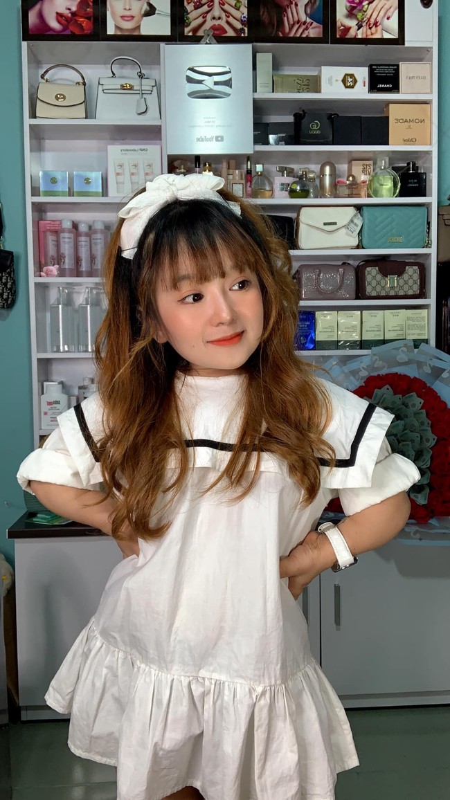 Punya wajah imut membuat Ut Mini masih cocok tampil mengenakan busana dan aksesori anak-anak. Foto: Facebook