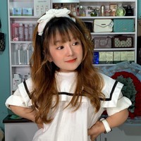 Punya wajah imut membuat Ut Mini masih cocok tampil mengenakan busana dan aksesori anak-anak. Foto: Facebook