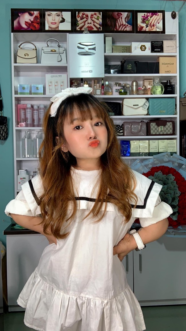 Ut Mini viral karena penampilan imutnya. Tidak ada yang menyangka bahwa usia wanita asal Vietnam itu sudah dewasa. Foto: Facebook