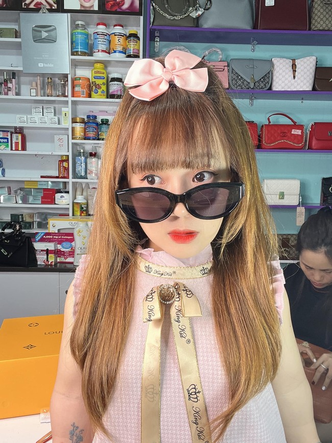 Inilah penampilan mungil Ut Mini yang jadi viral. Tak hanya tingginya yang tidak sesuai dengan usianya, namun wajah Ut juga imut. Foto: Facebook