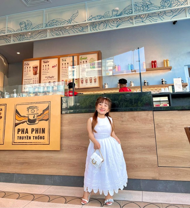 Punya tinggi hanya 107 cm membuat penampilan Ut Mini seperti anak tujuh tahun. Padahal wanita dengan nama asli Nguyen Thi Thao Van itu berusia 27 tahun. Foto: Facebook