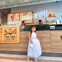 Punya tinggi hanya 107 cm membuat penampilan Ut Mini seperti anak tujuh tahun. Padahal wanita dengan nama asli Nguyen Thi Thao Van itu berusia 27 tahun. Foto: Facebook