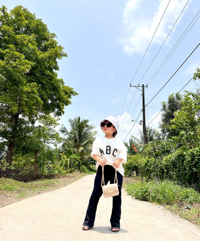 Dulu dipandang sebelah mata karena kekurangan tubuhnya, kini Ut Mini jadi selebgram dan bintang media sosial. Foto: Facebook