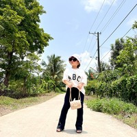 Dulu dipandang sebelah mata karena kekurangan tubuhnya, kini Ut Mini jadi selebgram dan bintang media sosial. Foto: Facebook