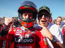 Momen Rossi-Martin Datangi Bagnaia Sang Juara Dunia MotoGP 2023