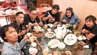 Walaupun sudah berdiri sejak puluhan tahun silam, grup band ini masih tampil kompak. Makan bersama usai melangsungkan konser menjadi agenda yang tak boleh dilewatkan oleh Duta, Eros dan kawan-kawan. Foto: Instagram/sheilaon7