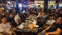 Duta Modjo selaku vokalis Sheila On 7 memiliki kedekatan dengan atlet bulu tangkis. Salah satunya adalah Tontowi Ahmad yang merupakan mantan atlet Timnas bulu tangkis yang diajak makan bersama. Foto: Instagram/sheilaon7