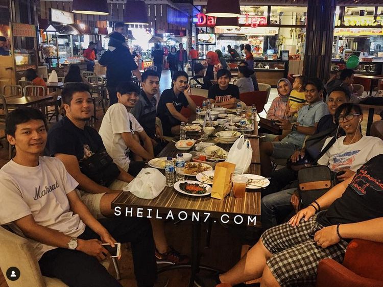 Gelar Konser Tunggal, Ini 10 Momen Sheila On 7 Kompak Makan Bareng
