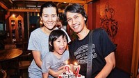 Selain Duta, gitarisnya yaitu Eros juga dirayakan ulang tahunnya oleh grup band ini. Foto Eros bersama keluarga kecilnya dipampang di Instagram dan lengkap dengan ucapan serta doa baik yang diberikan tim Sheila On 7. Foto: Instagram/sheilaon7