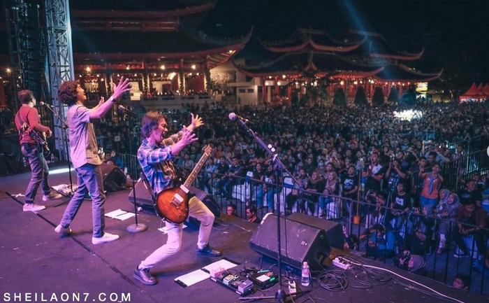 Galeri Sheila On 7 Gelar Konser Tunggal, Ini 10 Momen Sheila On 7 Kompak Makan Bareng