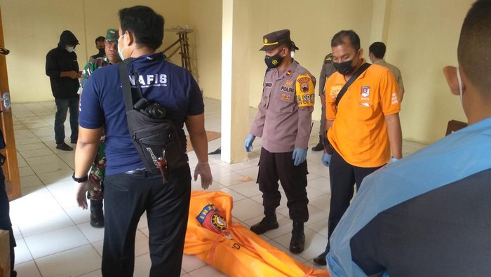 Jasad korban gantung diri di SDN Kupang 01 Ambarawa, Kabupaten Sekarang.