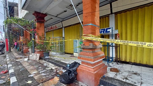 Garis polisi terpasang di depan Toko Cakra, Jalan Gajah Mada, Tabanan, yang dilanda kebakaran pada Minggu (6/11/2022) malam. (chairul amri simabur/detikBali)