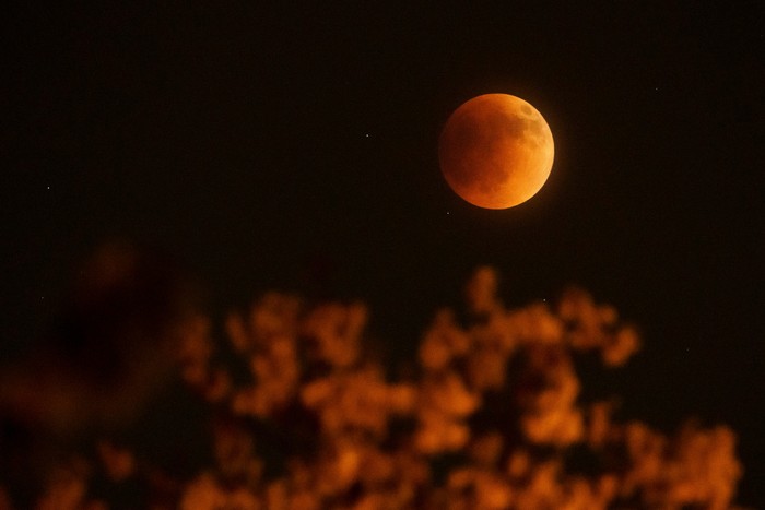 Gerhana bulan total jam berapa? Gerhana bulan total akan terjadi pada Selasa, 8 November 2022. Peristiwa langka ini dapat dilihat dari Indonesia.